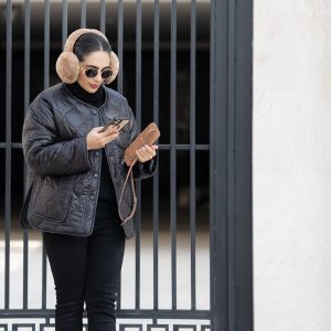 کاپشن مشکی MAYA